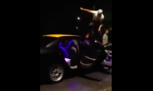 VIDEO | Usuario de Uber fue atacado por un taxista y testigos le destruyeron el auto en venganza