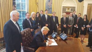 Trump se pone bélico: jefe de estrategia aseguró que tendrán guerra contra China y ofician advertencia a Irán