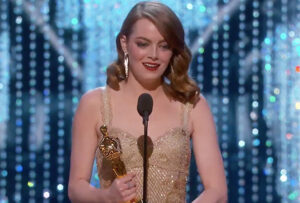 Otra razón para amarla: el sutil mensaje político del vestido de Emma Stone en los Oscar que pocos notaron