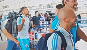 Fino y elegante: así fue la llegada de Gonzalo Jara al aeropuerto de Santiago