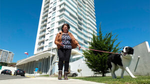Asesora del hogar presenta millonaria demanda al oftalmólogo de Viña que la agredió en un ascensor