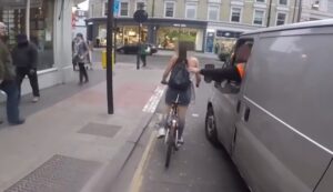 VIDEO | Mujer ciclista sufre acoso callejero y su revancha es lo mejor que verás esta semana