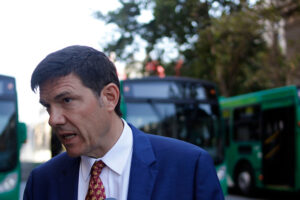 VIDEO | La áspera discusión entre taxista y ministro de Transporte por Uber