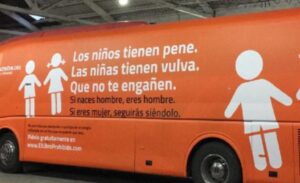 Bus español se pasea con polémica frase poniendo en duda la transexualidad infantil