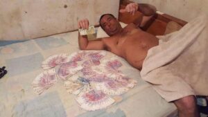 Rodeado de billetes y semidesnudo: la foto de un concejal que causa polémica en Argentina