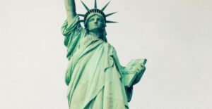 El mensaje a los refugiados que vistió la Estatua de la Libertad que de seguro provocó la ira de Trump