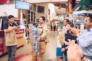 FOTOS | Ferretería de San Javier premia a trabajador por su labor como bombero en incendios forestales