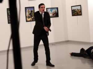 WordPress Photo 2016: crudo relato del fotógrafo que registró el asesinato de embajador ruso en Turquía