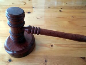 Corte suspende a juez que habría acosado sexualmente a seis funcionarias