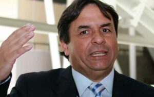 Alcalde de Quillota viaja a Dubái para exponer en el “Congreso de Felicidad” y justifica gastos del viaje