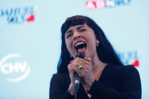 VIDEO | Mon Laferte entregó la mejor respuesta que podrías escuchar en una conferencia de Viña 2017