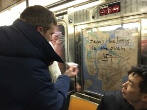 FOTOS | Usuarios del Metro de Nueva York reaccionan de forma espontánea al ver símbolos nazis en los vagones