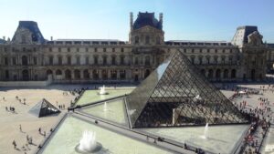 Ataque de hombre a soldados en el Louvre es de “naturaleza terrorista”