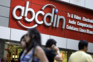 Sernac gana juicio a Abcdin por clientes en Dicom: afectados recibirán hasta $30 mil