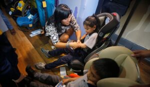 Uso obligatorio de sillas infantiles en los autos empieza a regir desde hoy