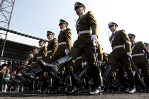 Esto no para: denuncian nuevo fraude en Carabineros por compra de 500 millones en botas