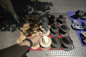 Propuesta UC sobre cómo regular el comercio ambulante destaca aporte a la economía y empleo