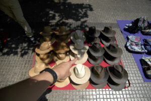 Clientes de comercio ilegal en Santiago arriesgan hasta 140 mil pesos de multa