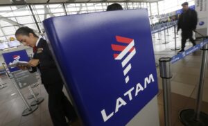 Sernac oficia a Latam por cancelación y reprogramación de vuelos tras huelga