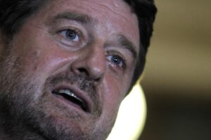 Claudio Orrego "saluda a la mujer" con el mensaje más machista del día: este es el tuit que borró