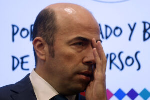 Contralor no descarta que haya más casos de irregularidades en jefaturas de servicios públicos