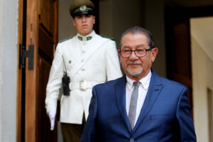 Mahmud Aleuy cita a intendente de La Araucanía por llamar al diálogo a CAM tras ataques incendiarios