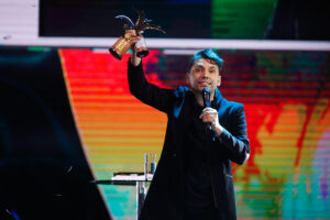 FOTO | Fabrizio Copano cumple con su promesa y entrega aporte a Bomberos por rutina en Festival de Viña