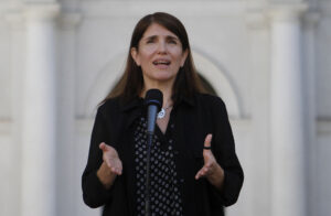 Gobierno reconoce que "no gustan" resultados de Adimark sobre Bachelet