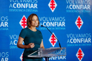 Carolina Goic respalda idea de dos listas parlamentarias y pide "salir de la trinchera política"