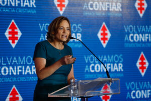 Carolina Goic califica de 'dictador' a Nicolás Maduro: 