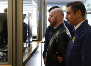 FOTOS | Así fue la llegada de Rafael Garay al aeropuerto de Santiago