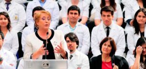 Estudiante de medicina U. Andes entregó carta a Bachelet para impedir ley de aborto en plena ceremonia