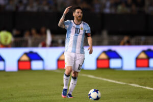 ¿Criterio desigual?: Árbitros no informaron los insultos de Messi en partido contra Chile