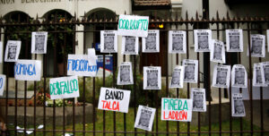 Dirigentes estudiantiles se manifiestan en las afueras de la UDI contra Sebastián Piñera