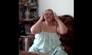 VIDEO | Abuelita furiosa explica en dos minutos por qué no quiere buses de dos pisos en Transantiago