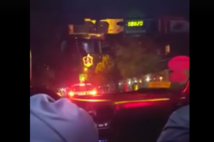 VIDEO | Pasajera graba a taxista molesto por una "carrera corta": termina botándola del vehículo