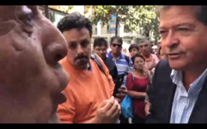 VIDEO | Transeúnte del Paseo Ahumada responde a hombre que increpaba a Velasco por "inmigrantes invasores"
