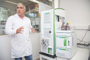 Científicos chilenos crean máquina que evita enfermedades transmitidas por alimentos contaminados