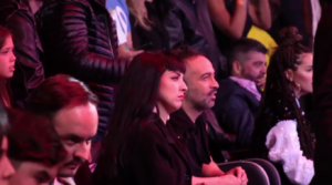 VIDEO | Cámaras captaron a Mon Laferte pasándolo pésimo durante el show de Maluma y TNT lo mostró al mundo
