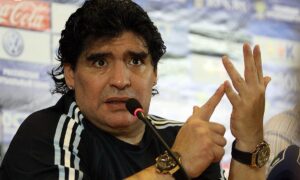 VIDEO | Pro Evolution Soccer en problemas: Maradona amenaza demandar por uso de su imagen