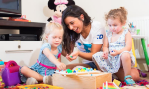 A quién dejar a los hijos al salir de la casa: app ofrece un seguro servicio de babysitters