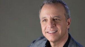 Alberto Plaza ofrece a Daniel Jadue su libro para la librería popular de Recoleta y el alcalde le responde