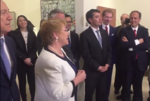 VIDEO | Bachelet quiere tener un millón de amigos y revela fanatismo por Roberto Carlos