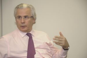 UDI pide al ministro del Interior impedir la llegada del ex juez Baltazar Garzón a Chile
