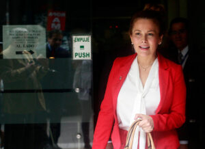 Alcaldesa Barriga se retira de acto al ser presentada como ex de Rony Dance