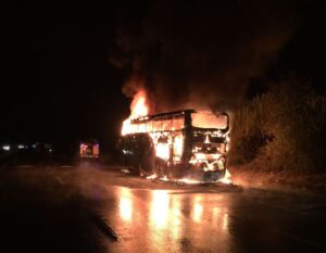 Tur Bus viajaba en la comuna de Mariquina y se incendió en plena ruta 5 Sur