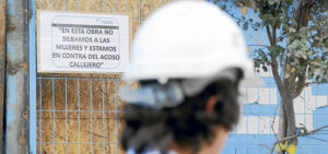 Constructora chilena prohíbe a sus trabajadores lanzar piropos