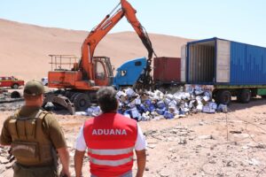 Aduanas destruyó más de 3.000 litros de cervezas olvidadas en el puerto de Iquique