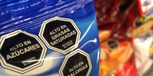 Lista negra del Sernac con famosas marcas de golosinas por infringir norma de publicidad