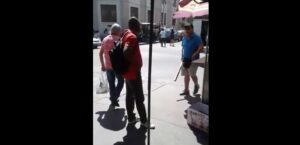 VIDEO | Inmigrante haitiano va a cobrar su sueldo a ex empleador y es amenazado con un palo en Santiago